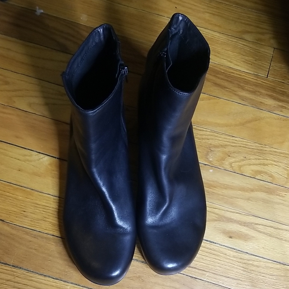 Walking Cradle Ankle Boots with Streamlined Silhouette and Glossy Finish black